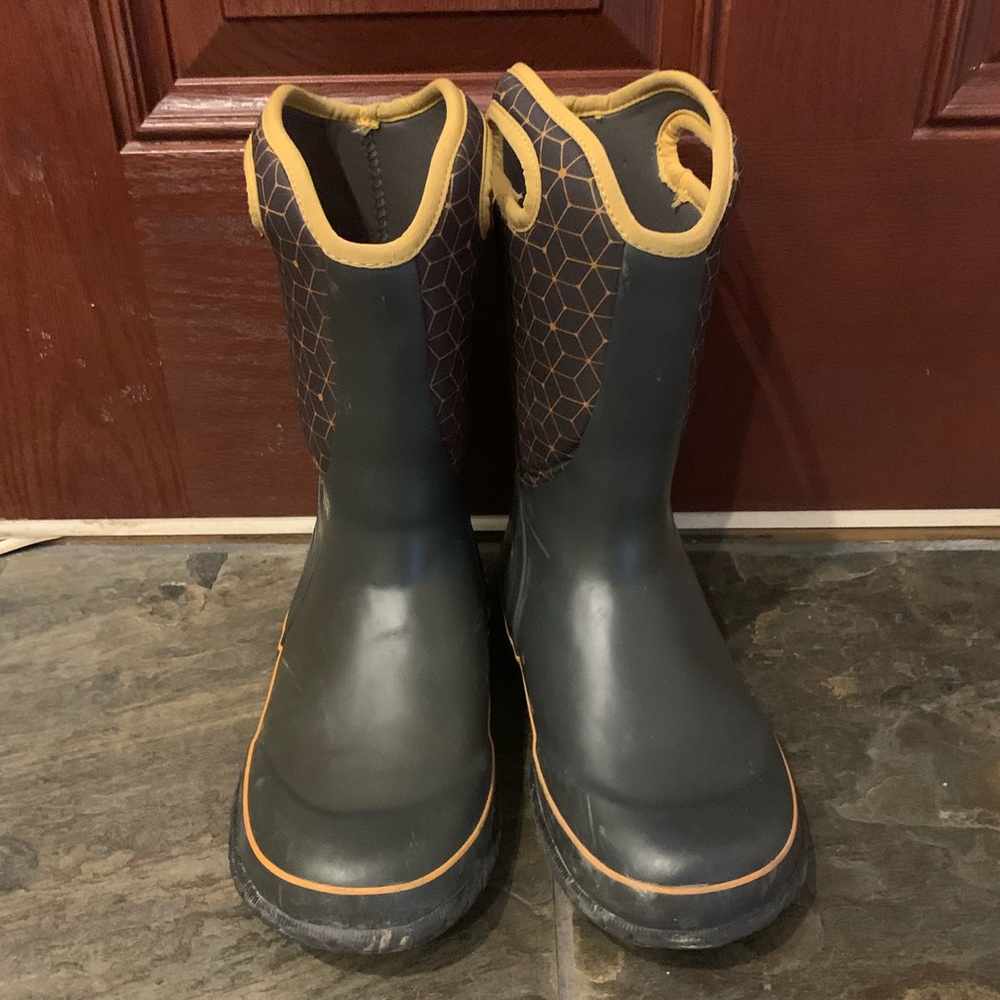 Euc Bogs size 6 (big kid)